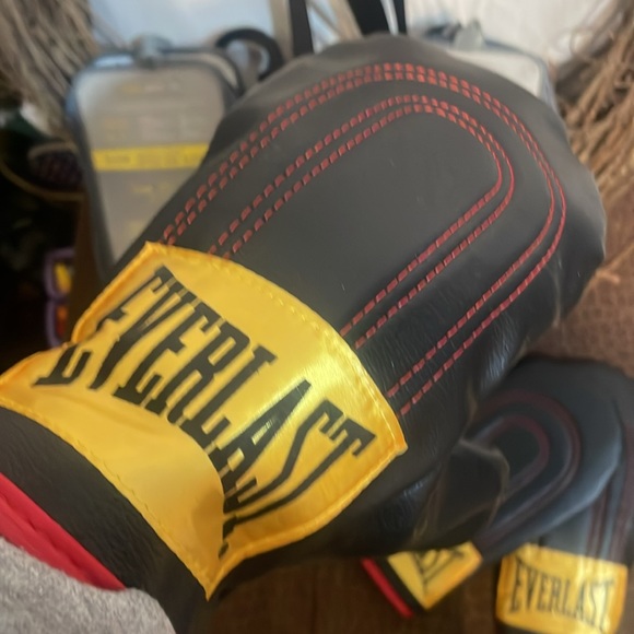 2 Pair Everlast Training Gloves - Picture 5 of 5